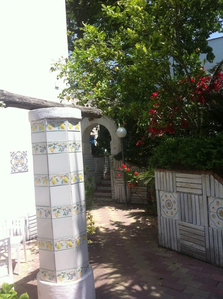 Piccolo Tirreno Hotel Residence Procida Exterior foto